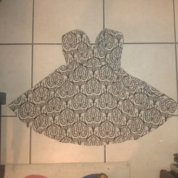 Low Cut Sexy Strapless Skater Dress - Picture 2 of 9